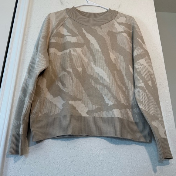 Athleta Jacquard Crew Sweater Wool Blend Abstract Animal Cream Womens Size Small - Picture 3 of 8